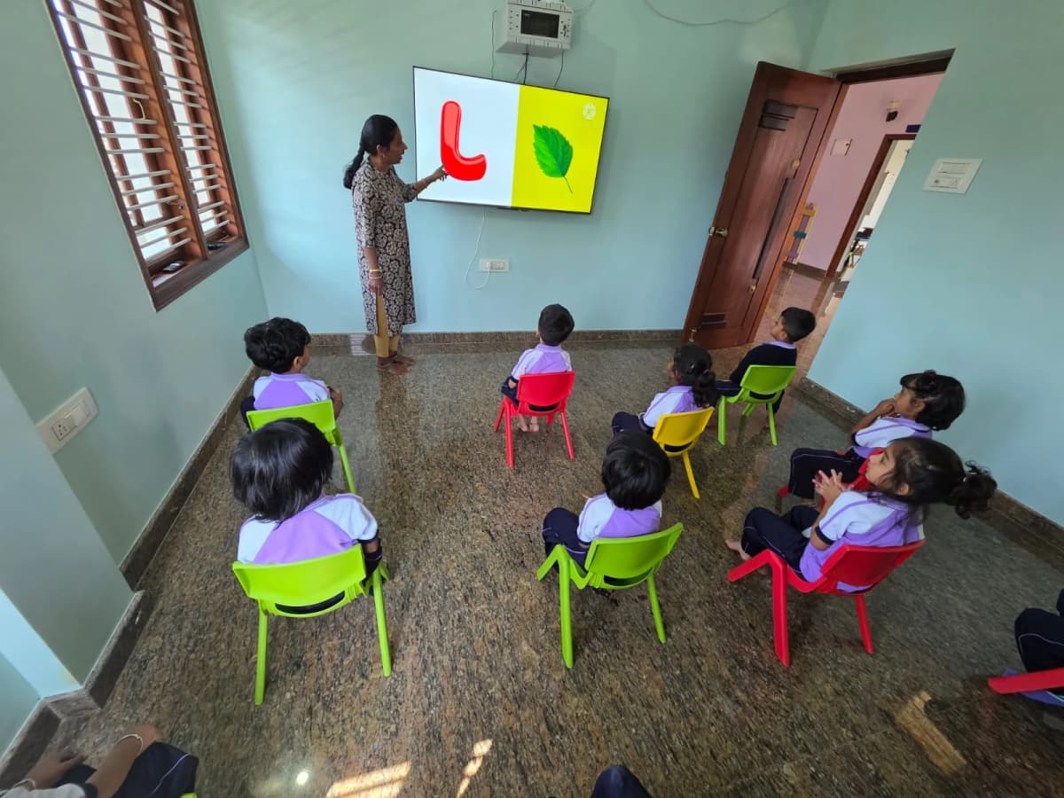 Smart class alphabet lesson — L for leaf